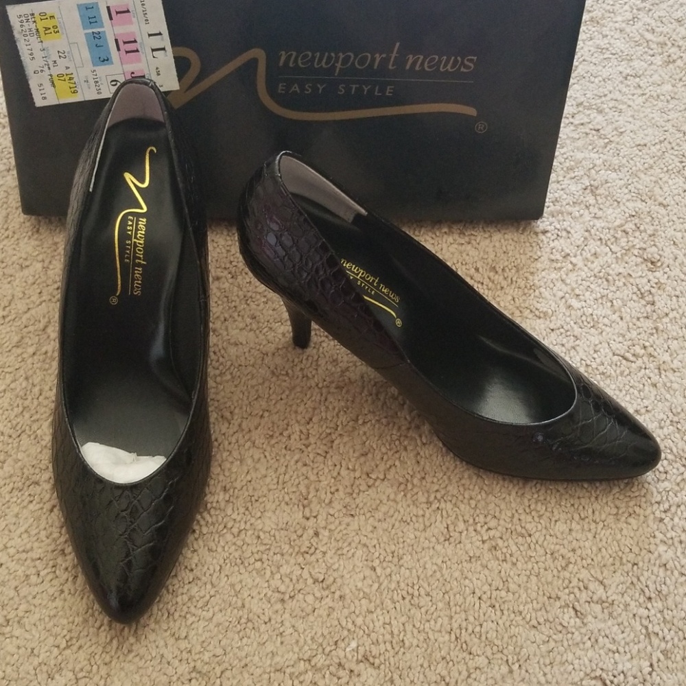 *New* Newport News black textured pumps